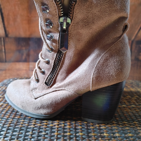 Boots - Picture 4 of 5